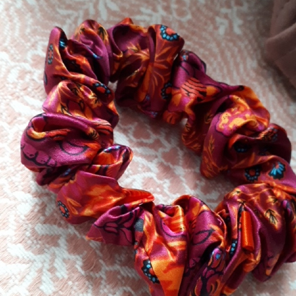 Slip Silk Large Scrunchie - Limited Edition - Picture 5 of 6
